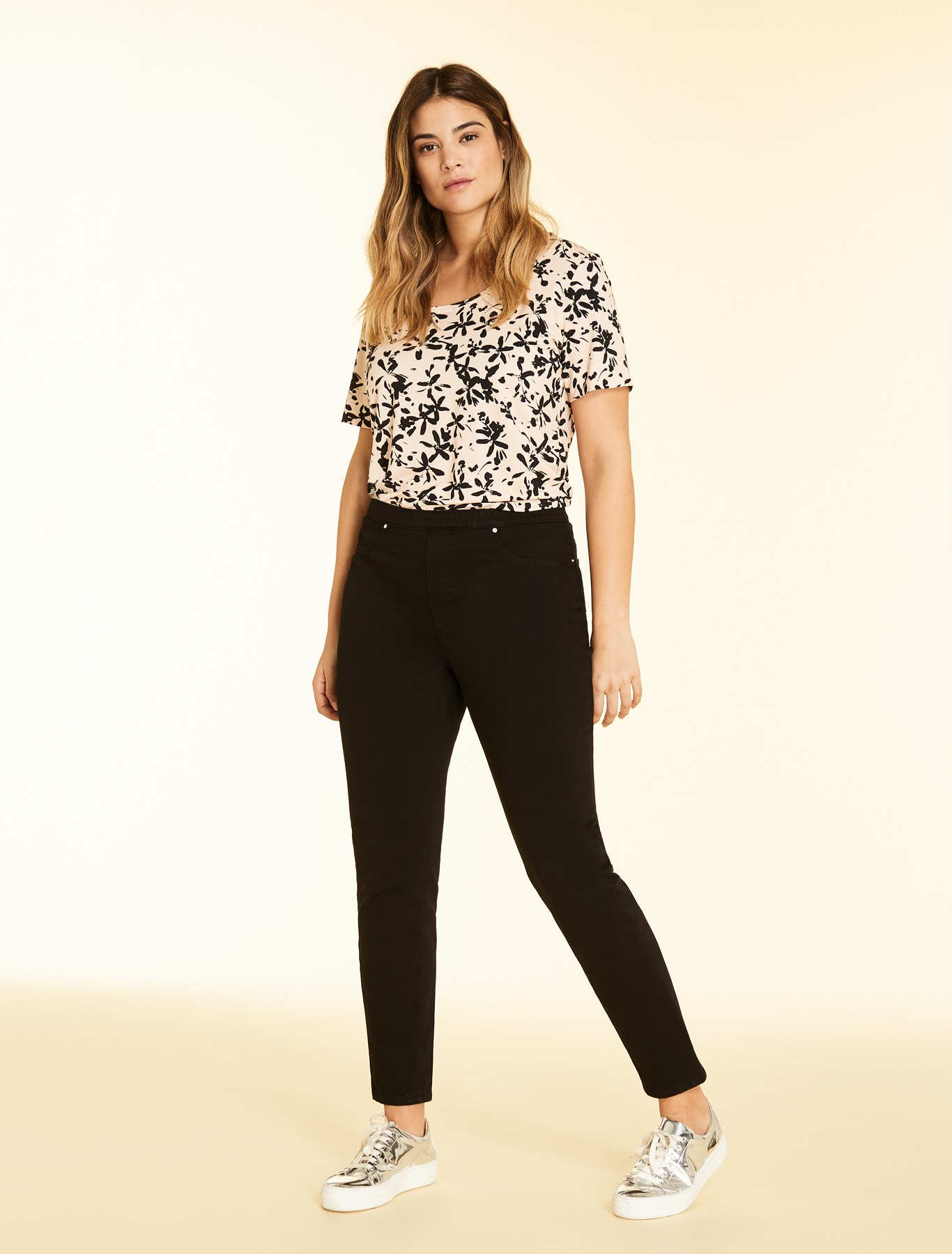 Jeans neri a vita alta a 195 euro