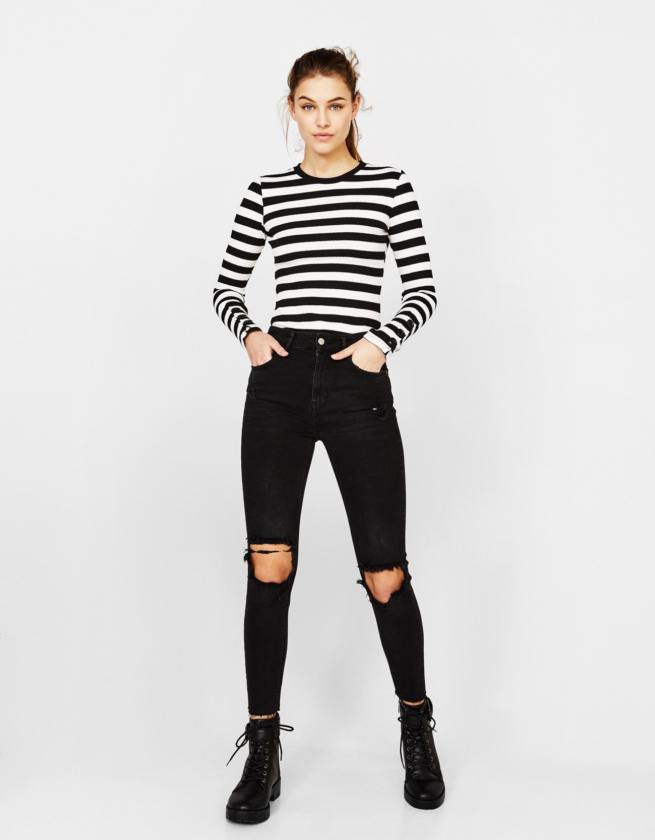 Jeans neri strappati al ginocchio Bershka