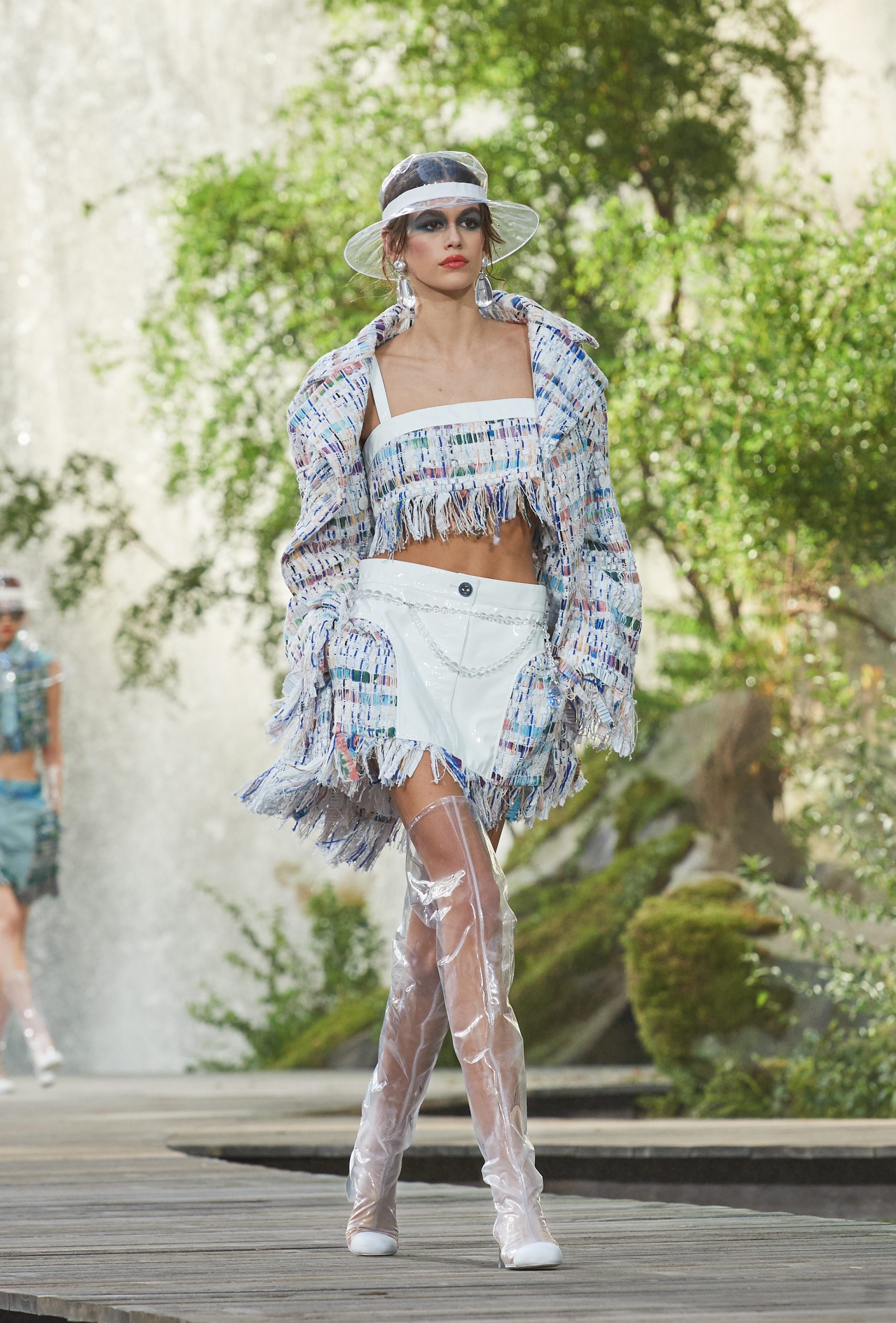 Kaya Gerber sfila per la collezione Chanel Primavera Estate 2018