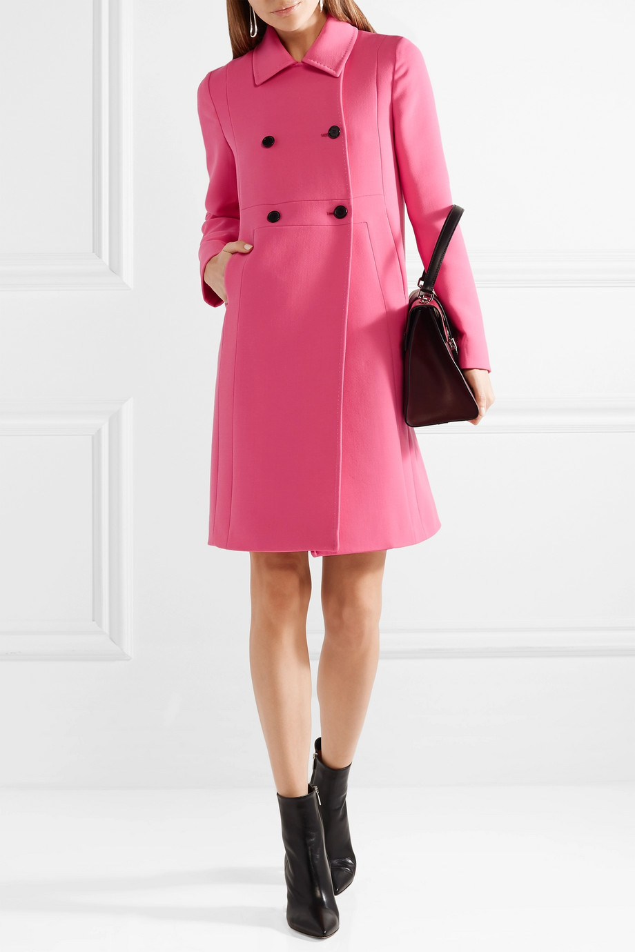 Look da cerimonia con cappotto elegante Valentino come vestirsi a un matrimonio