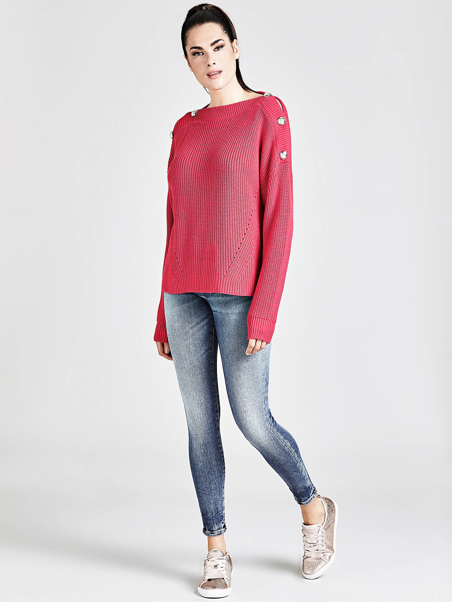 Maglione rosa con applicazioni Guess a 89,90 euro