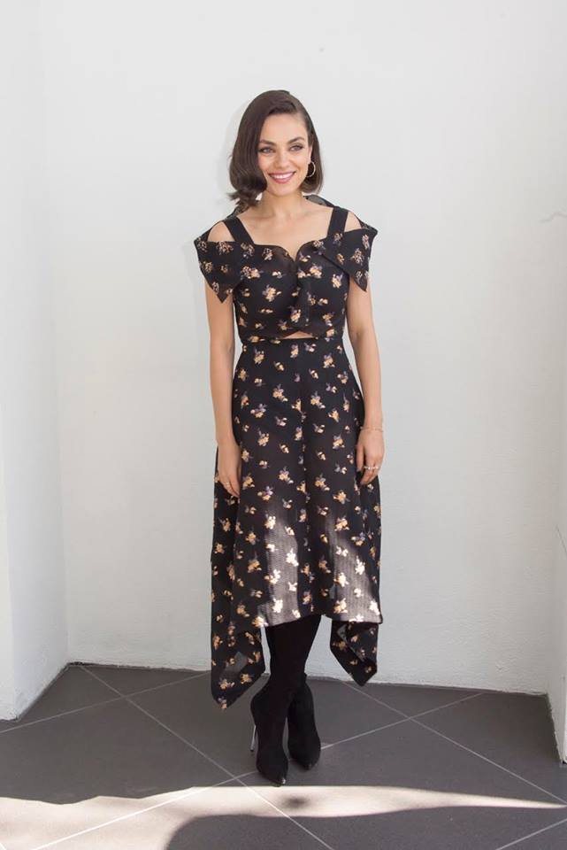 Mila Kunis in Roland Mouret