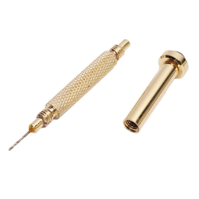 Nail piercing: la tendenza manicure anni ’90 per unghie fuori dagli schemi [FOTO]
