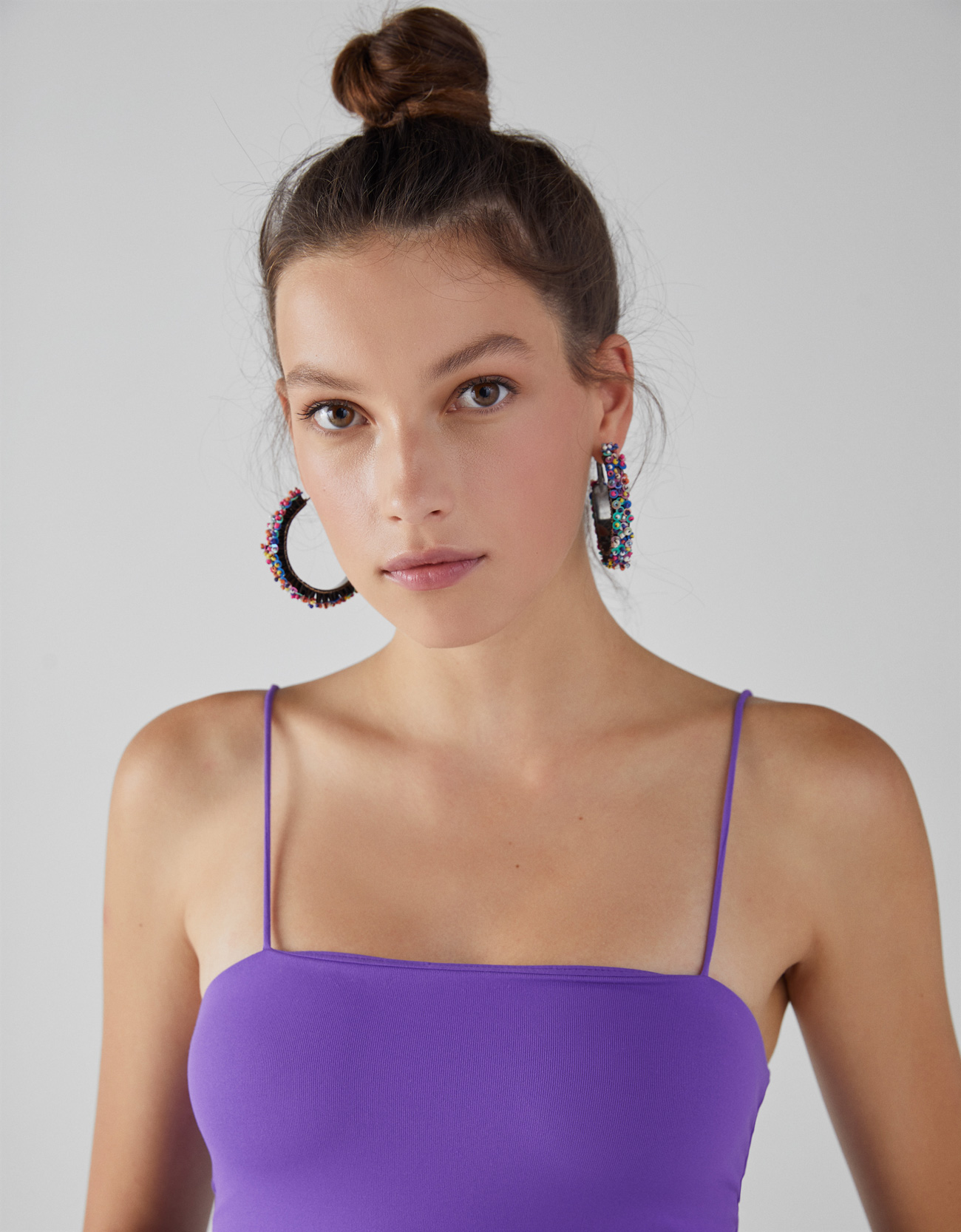 Orecchini a cerchio multicolor Bershka