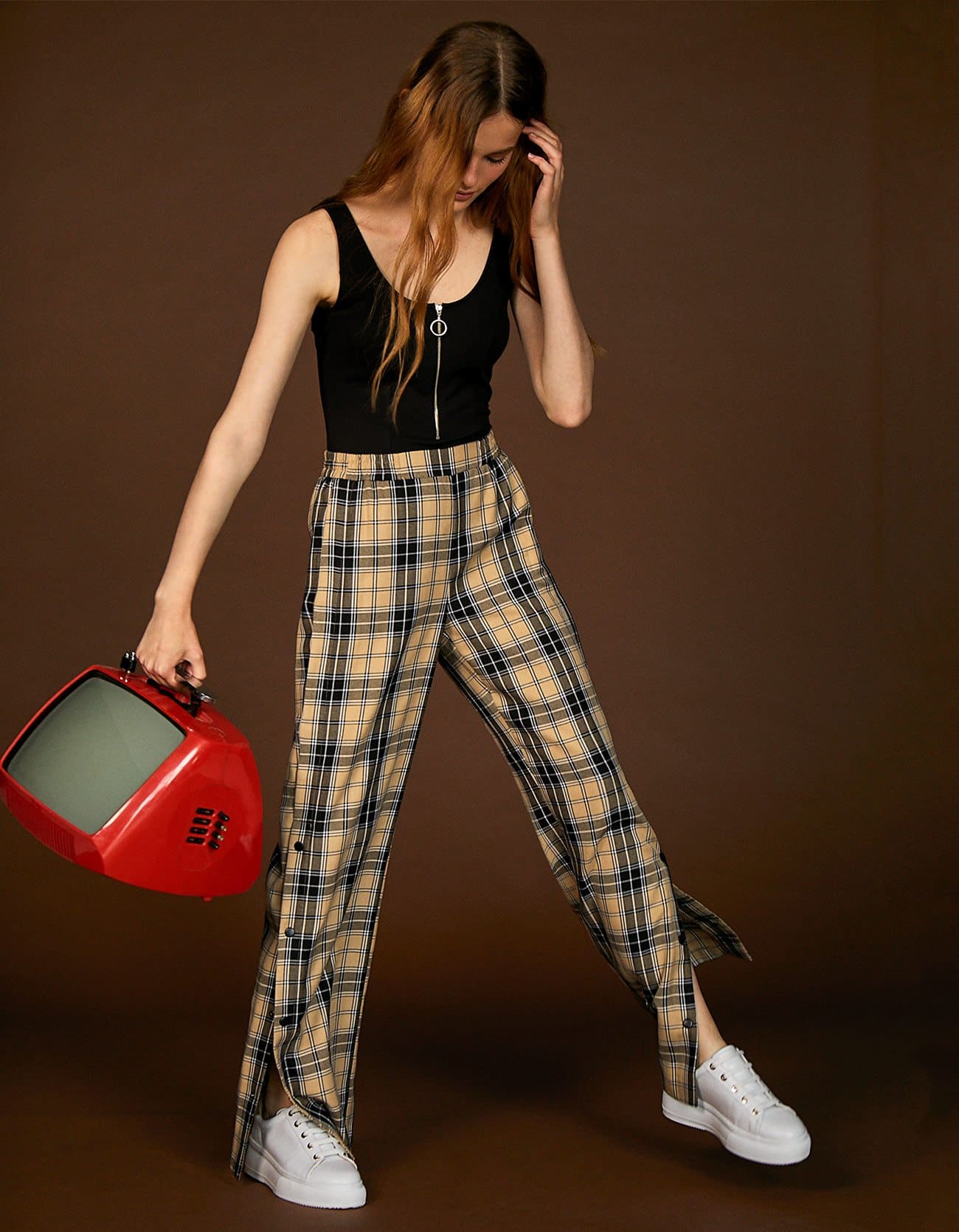 Pantaloni a quadri a vita alta Stradivarius a 29,99 euro