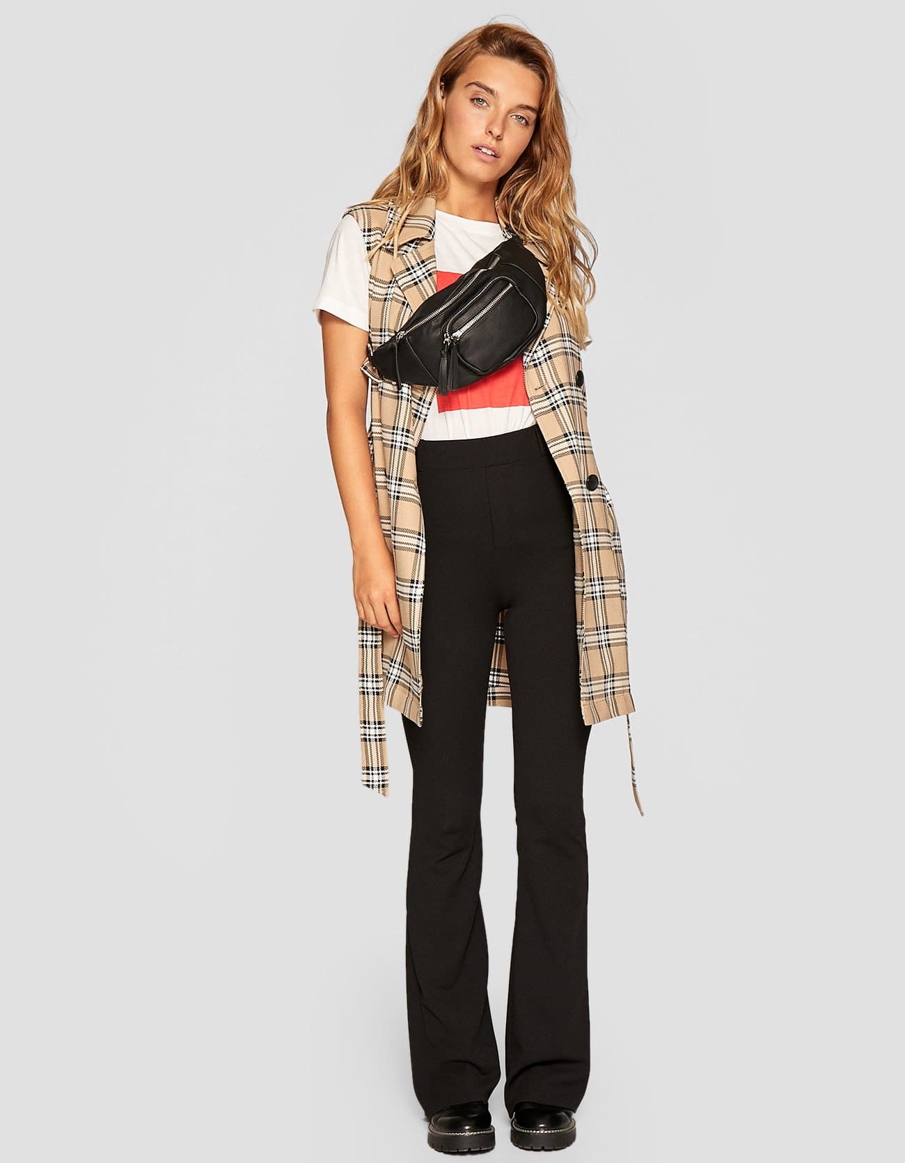 Pantaloni a zampa Stradivarius a 19,99 euro