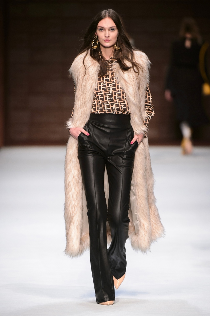 Pantaloni a zampa neri di pelle Elisabetta Franchi tendenza inverno 2019