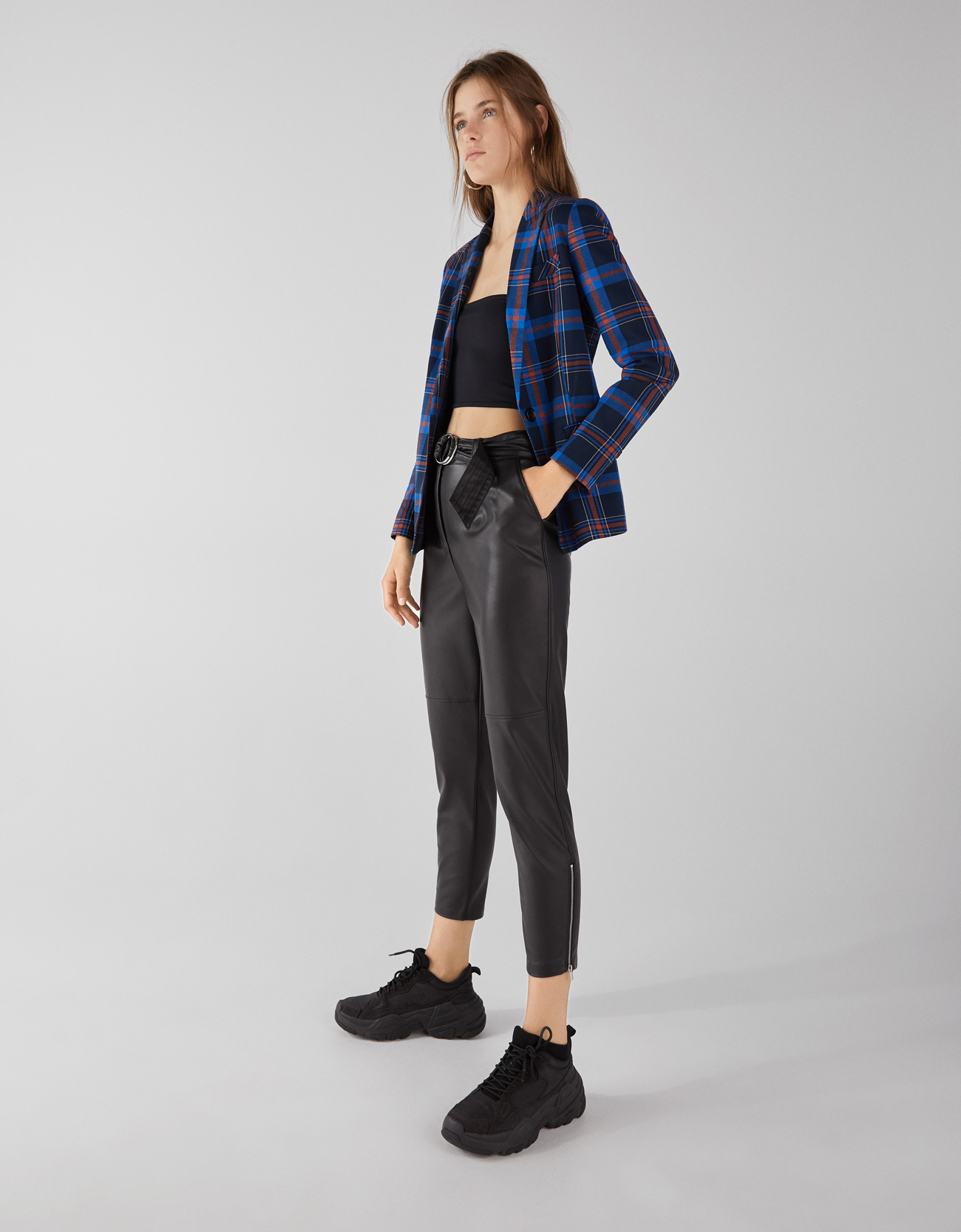 Pantaloni effetto pelle nera Bershka