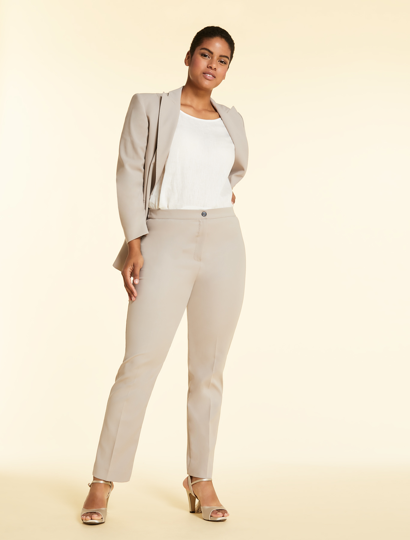 Pantaloni elasticizzati cipria a 199 euro
