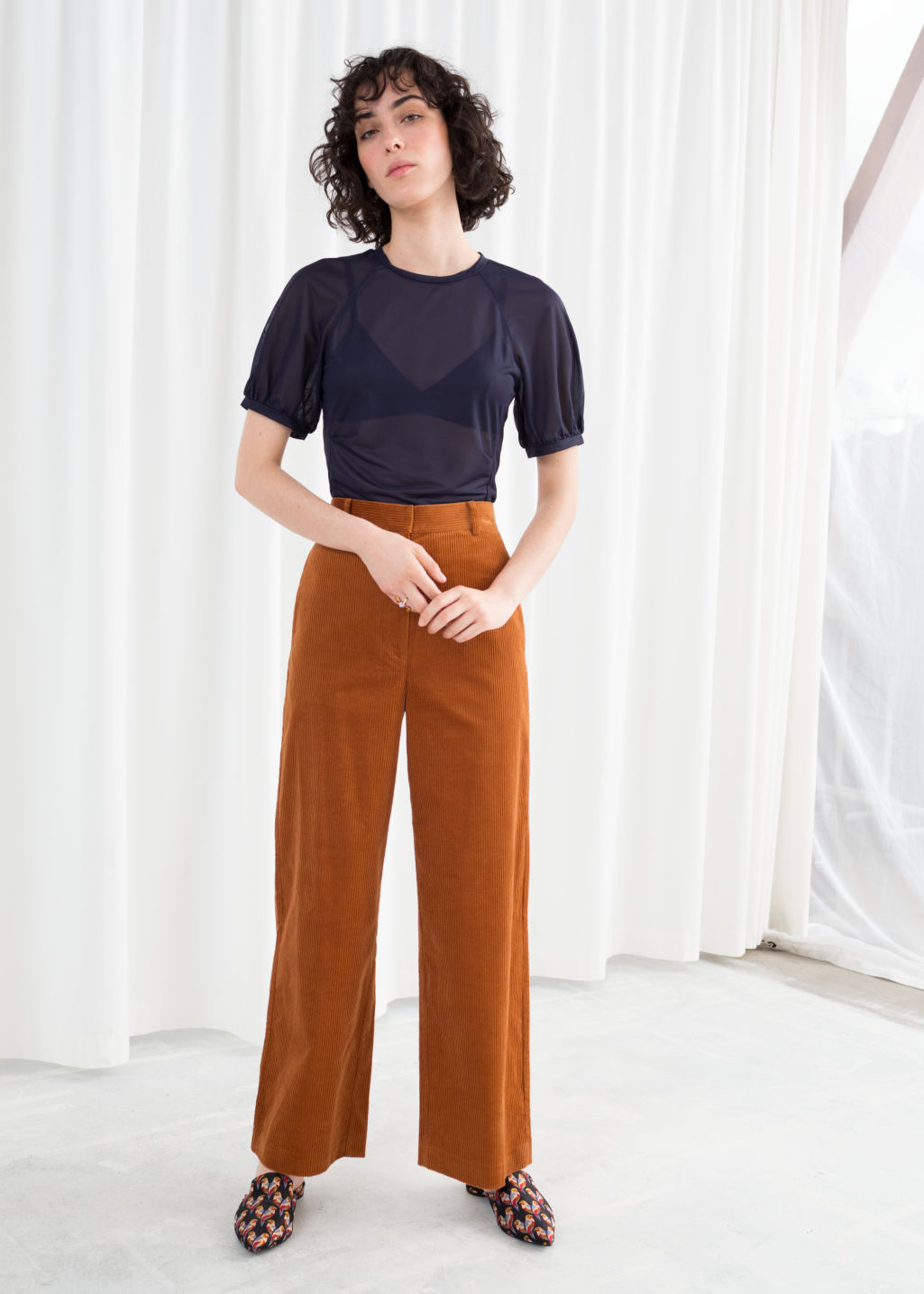 Pantaloni in velluto a vita alta And Other Stories tendenze inverno 2019