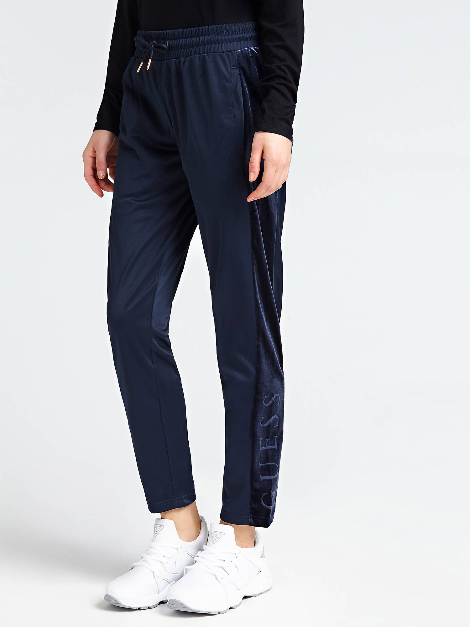 Pantaloni joggers con dettagli in velluto Guess a 69,90 euro