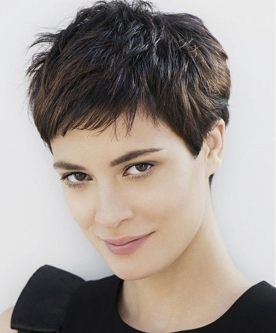 Pixie cut con frangia corta sfilata