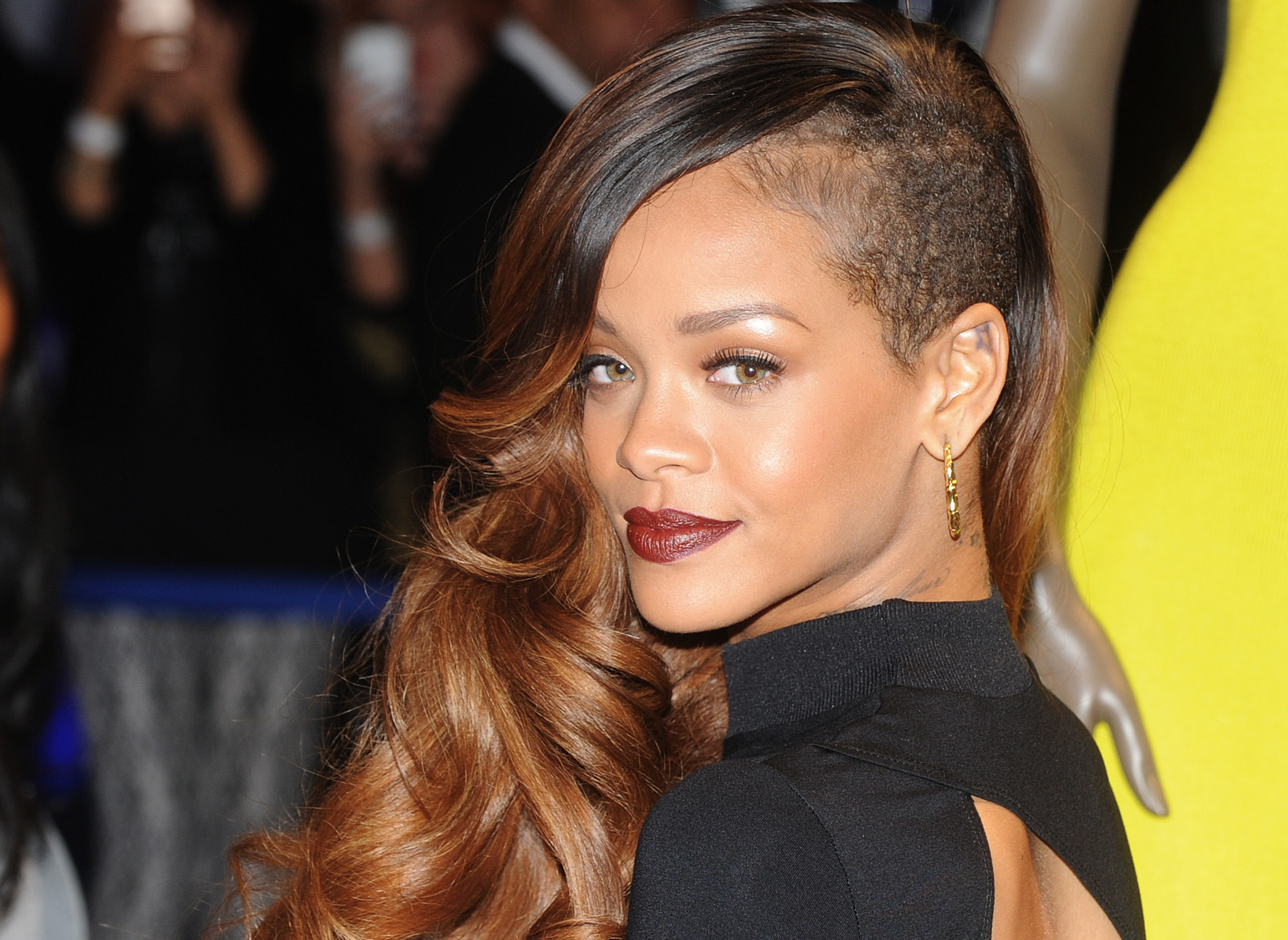 Rihanna con capelli lunghi undercut