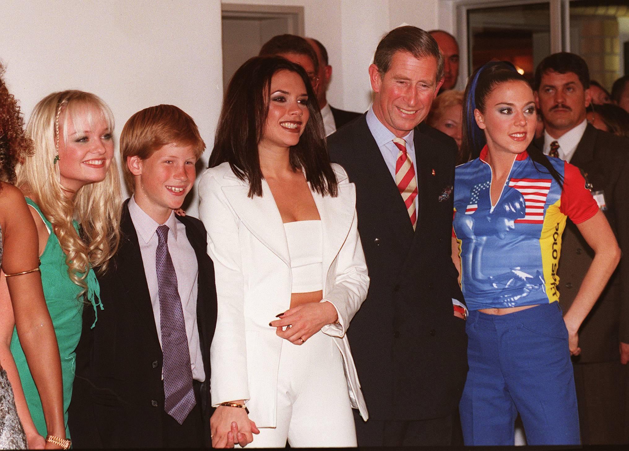 IL PRINCIPE CARLO CON IL FIGLIO HARRY E LE SPICE GIRLS
