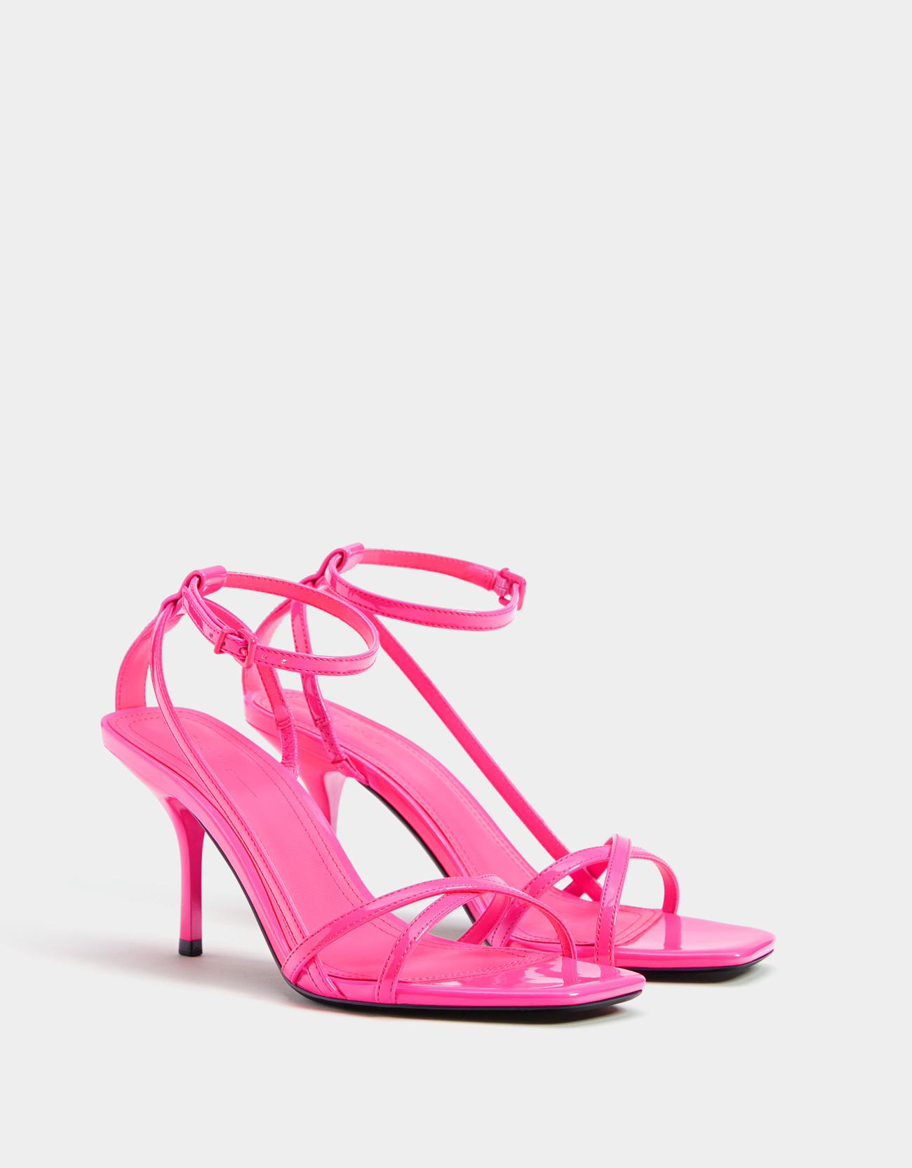 Sandali fluo Bershka a 29,99 euro