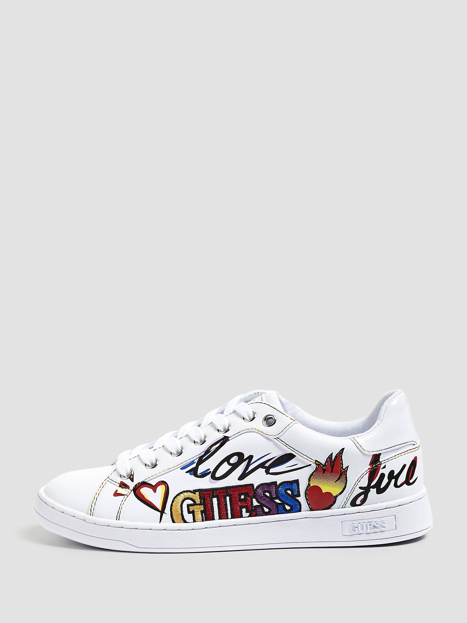 Sneakers bianche Guess con stampa a 99 euro
