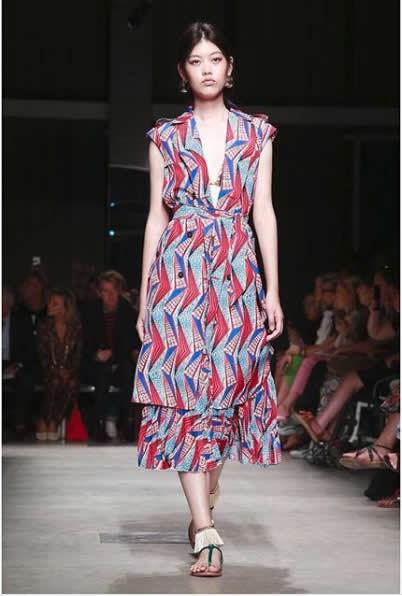 Lo stile eccentrico e glam di Stella Jean in passerella a Milano [FOTO]