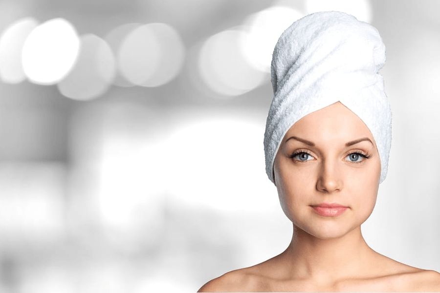 Stendere crema contorno occhi e labbra