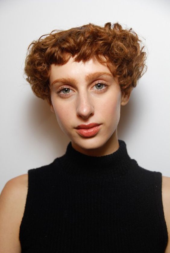 Taglio asimmetrico per capelli ricci corti