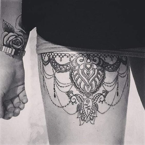 Tatuaggi femminili coscia mandala