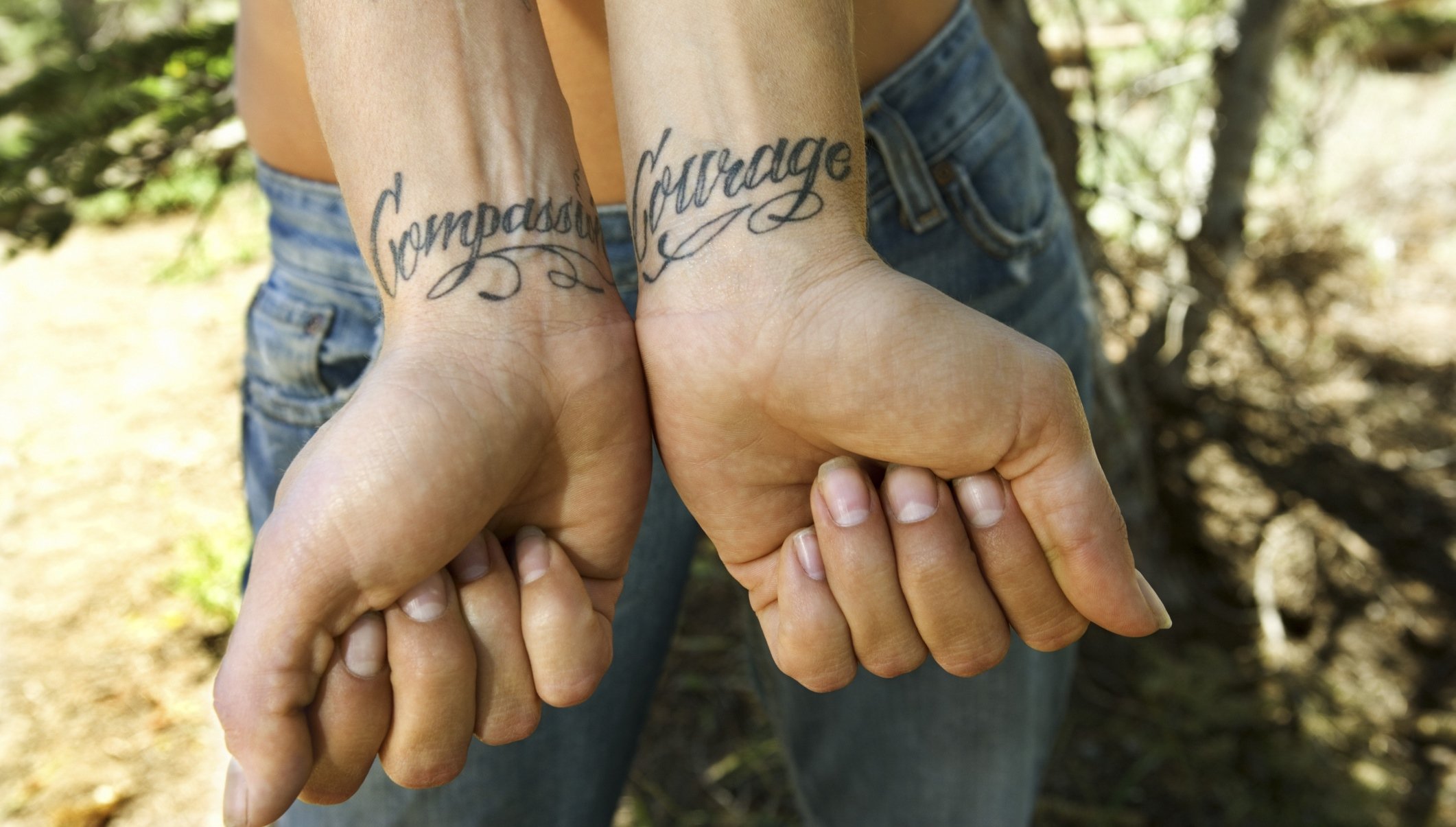 Tatuaggi femminile polso scritte