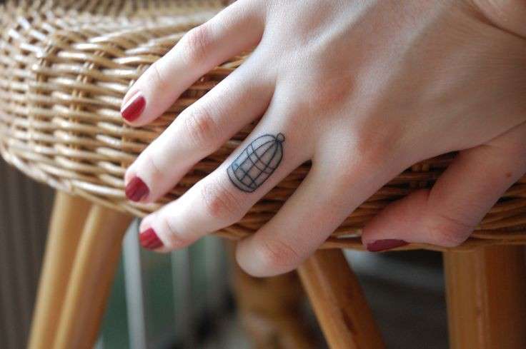 Tatuaggi femminili dita