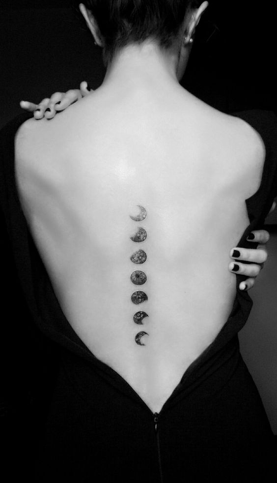 Tatuaggi femminili schiena spina dorsale