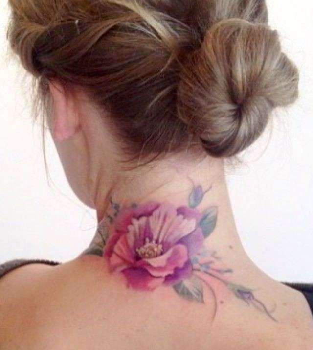 Tatuaggi femminili nuca fiore