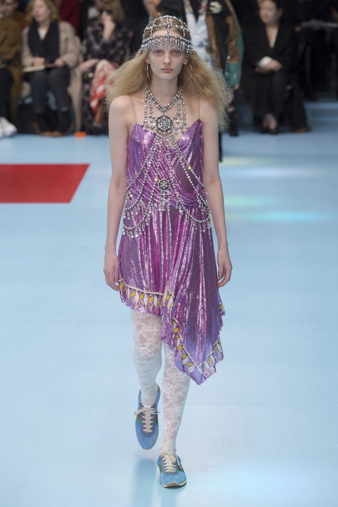 Look gioiello per risplendere: la tendenza scintillante per donne chic [FOTO]
