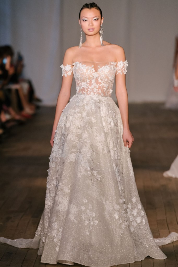 Tendenza-abiti-da-sposa-con-spalle-scoperte-2019-berta