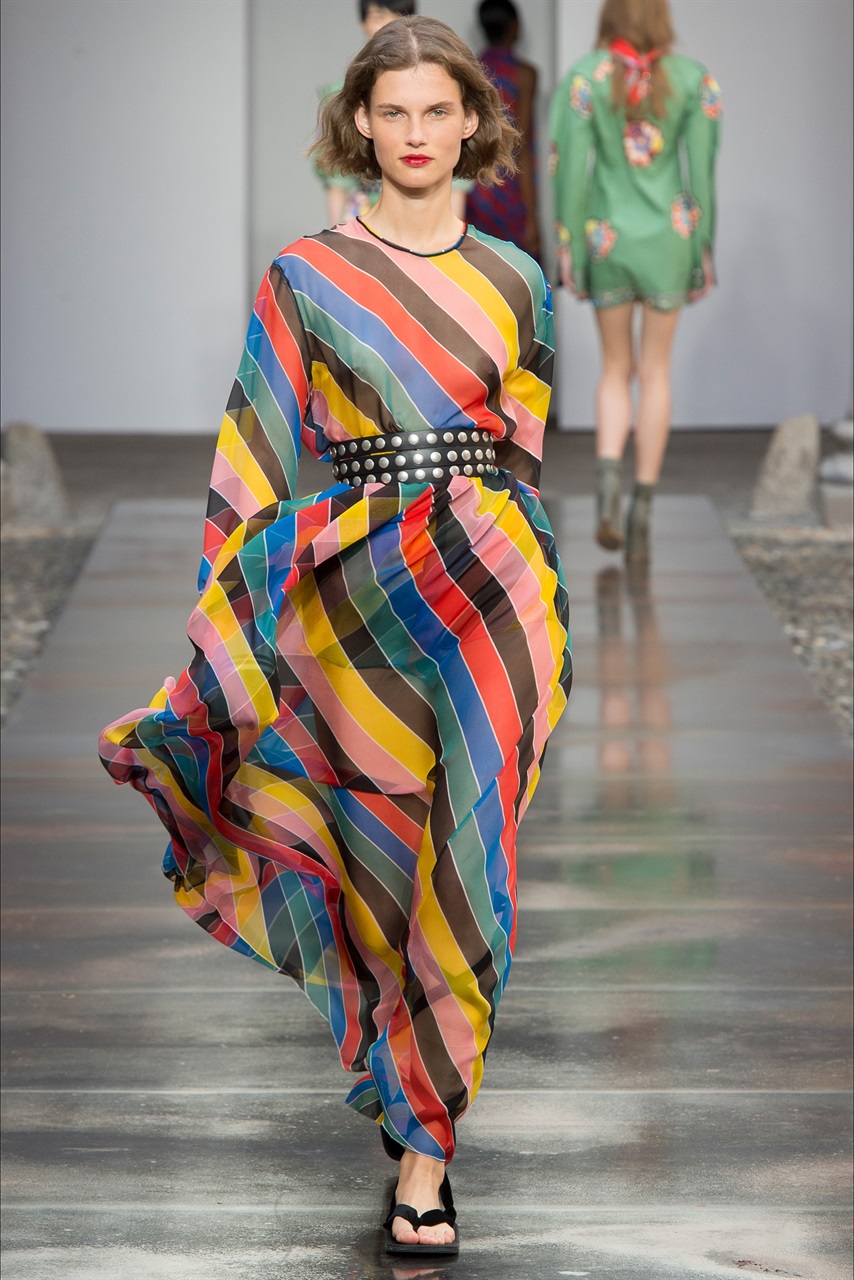 Tendenza moda arcobaleno 2018: lo stile multicolor per la primavera [FOTO]