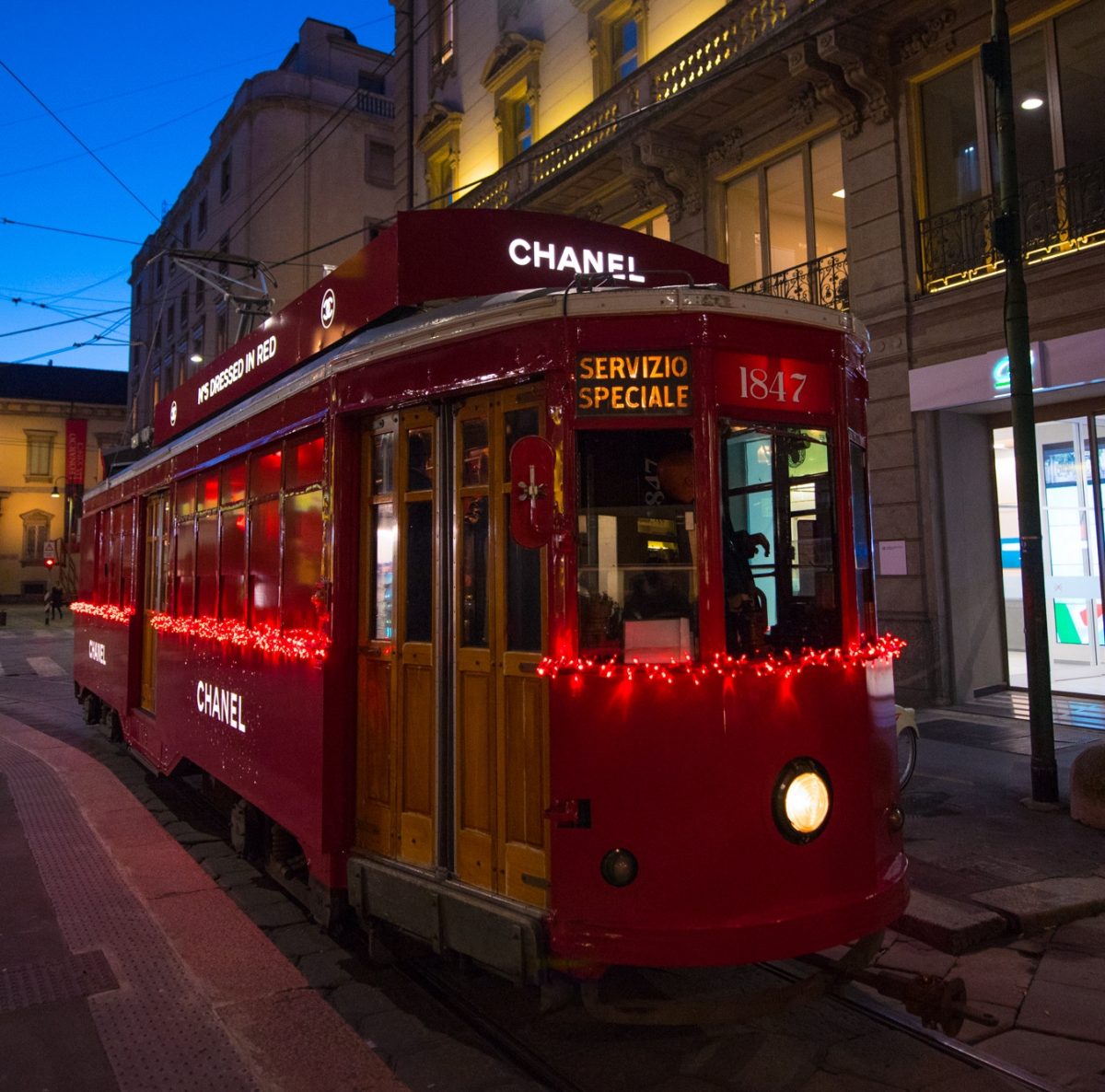 Chanel tinge di rosso Milano con un tram dedicato e un’installazione in Piazza della Scala