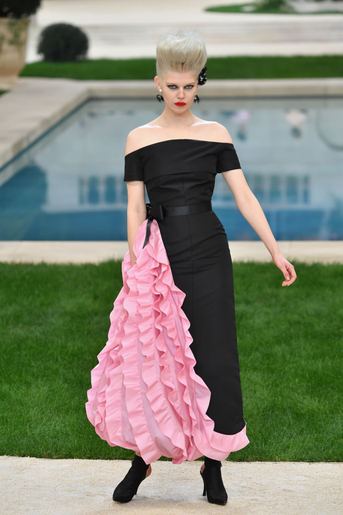 Tubino nero con volant rosa Chanel