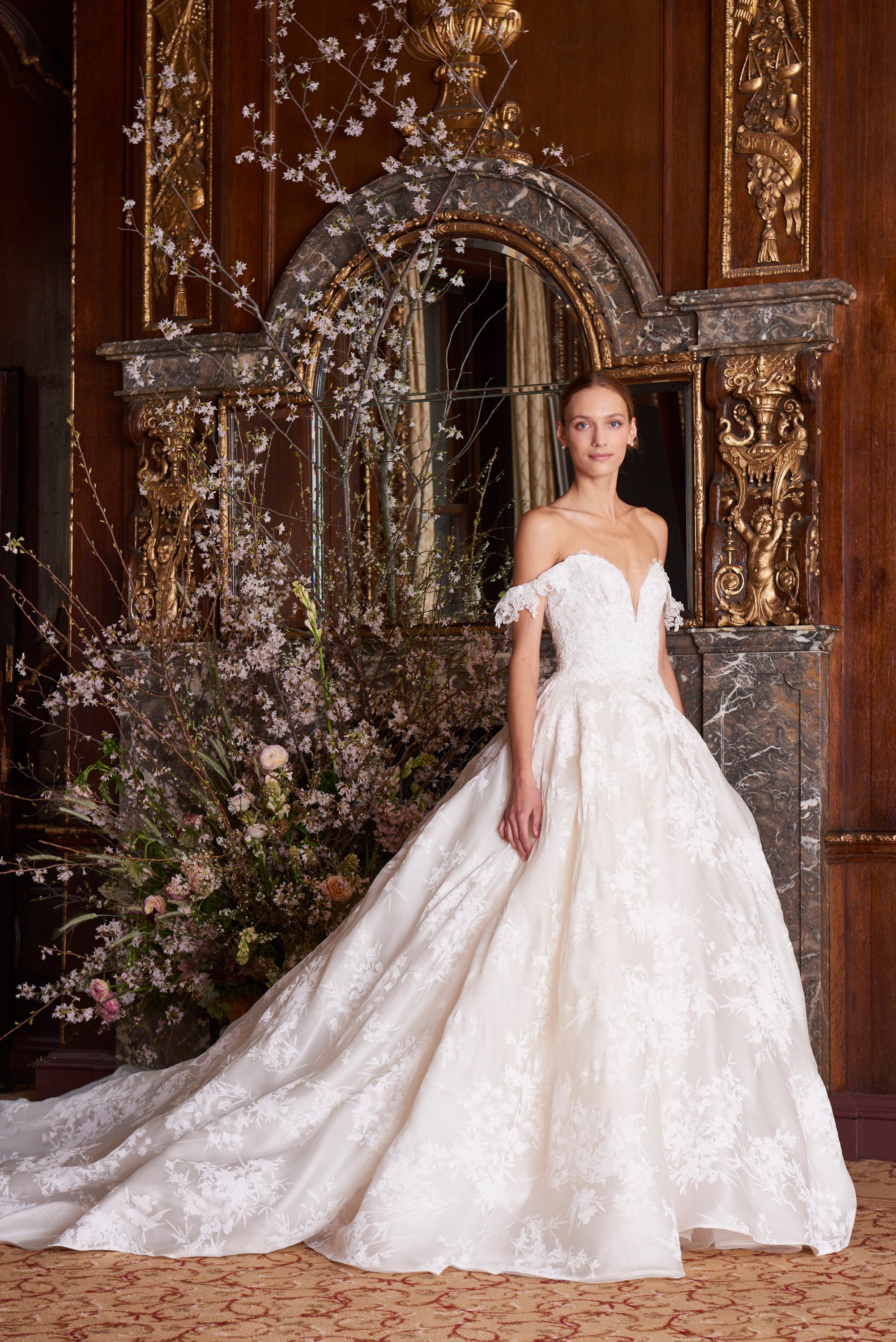 Vestito da sposa da principessa Monique Lhuillier in pizzo con scollo a cuore