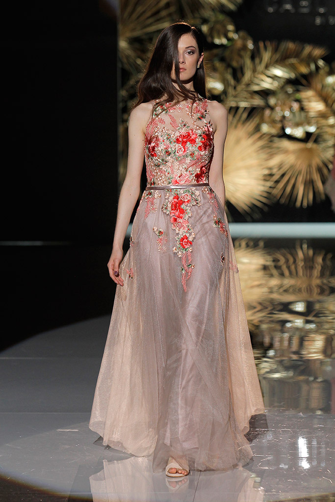 Vestito da sposa rosa con ricami Cabotine tendenze 2018
