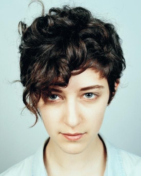 capelli corti ricci frangia ciuffo