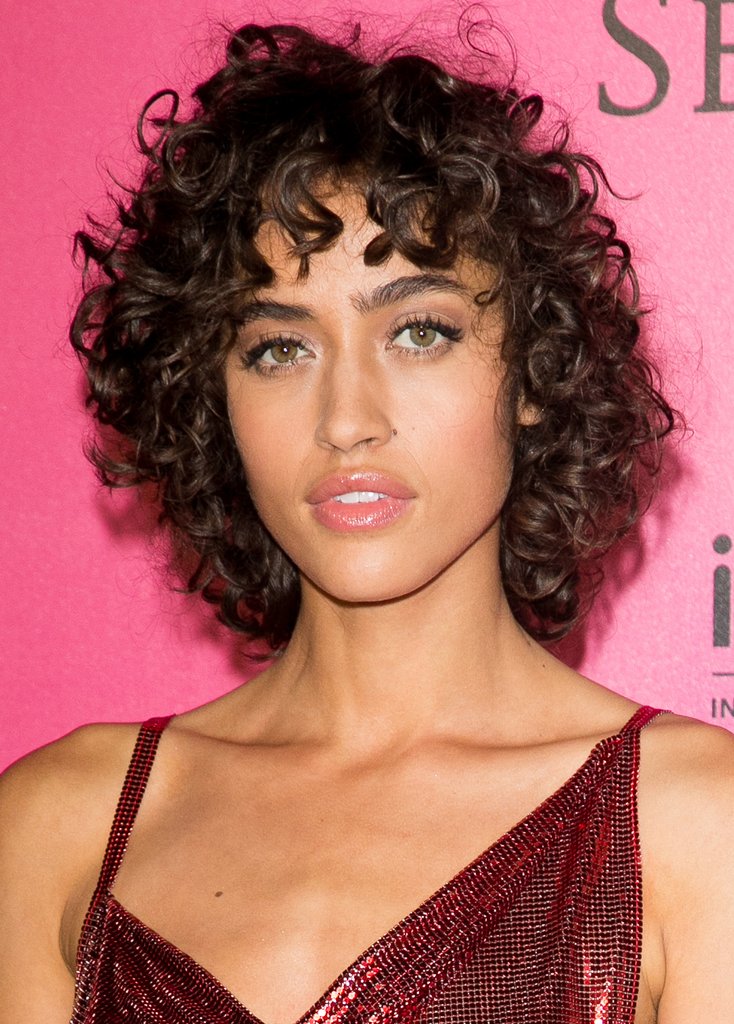 capelli corti ricci frangia