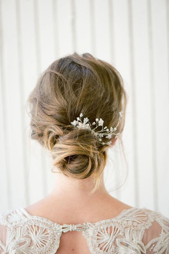chignon basso spettinato sposa