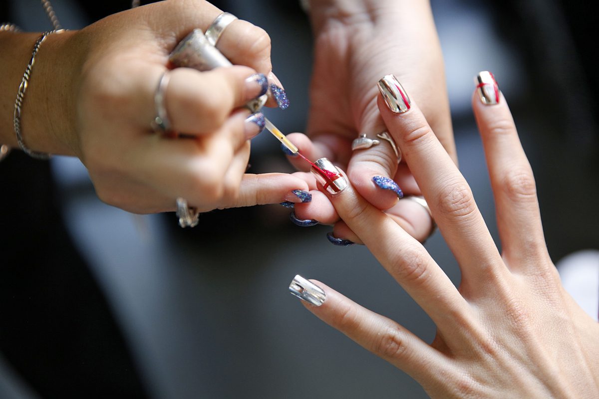 Unghie metallizzate: la tendenza nail art dell’Autunno/Inverno 2017/2018 [FOTO]