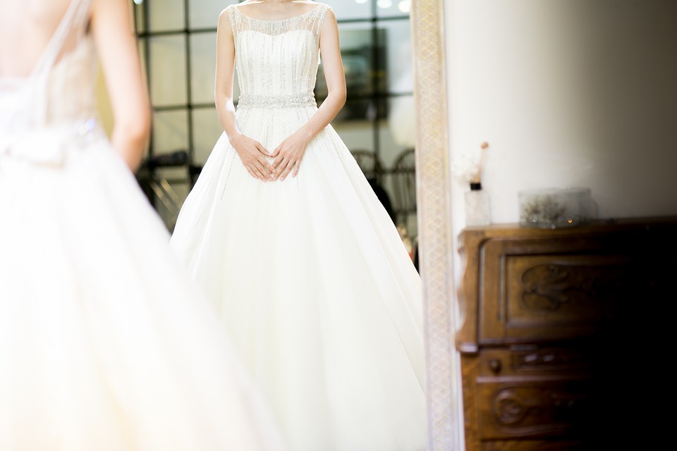 come scegliere l'intimo da sposa, la prova dell'abito