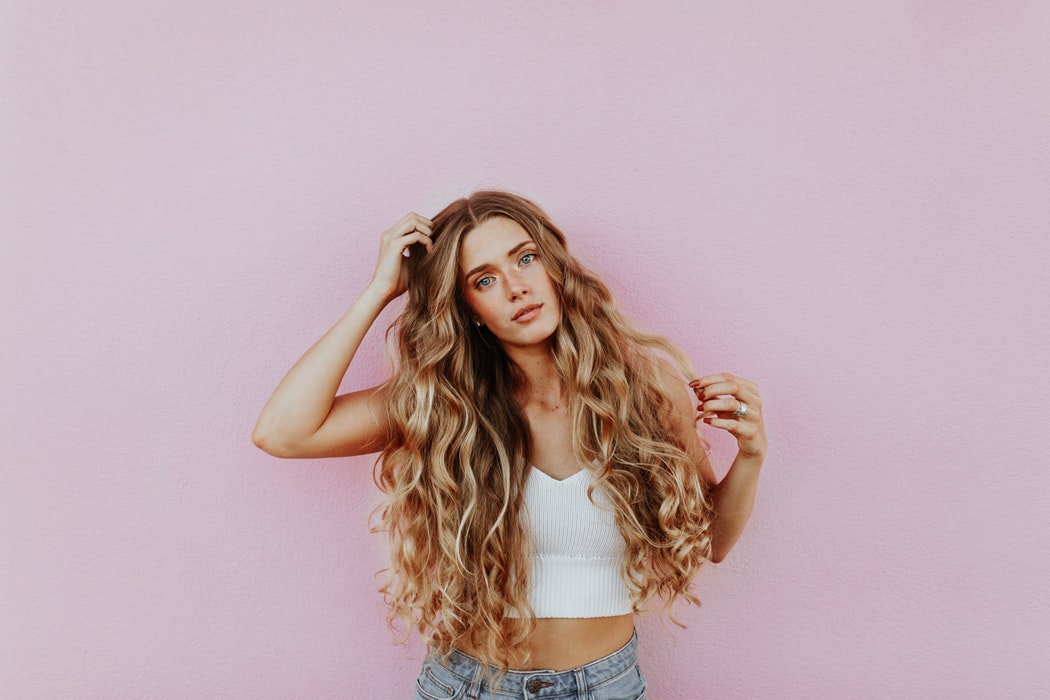 La permanente torna di moda per i capelli 2018: i look più belli [FOTO]