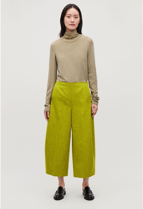 cos pantalone verde acido e lupetto cammello tenue