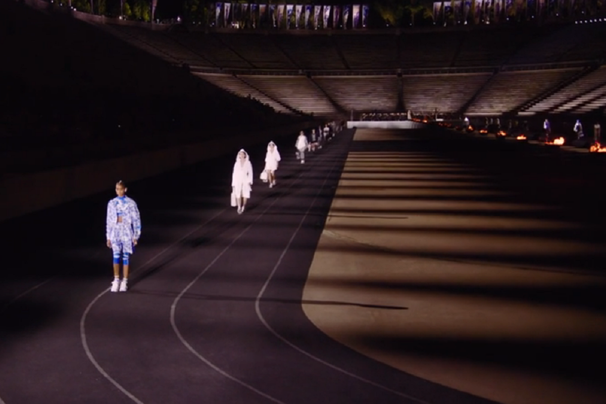 La sfilata Dior Cruise 2022 allo stadio Panathenaic di Atene è un sogno metafisico
