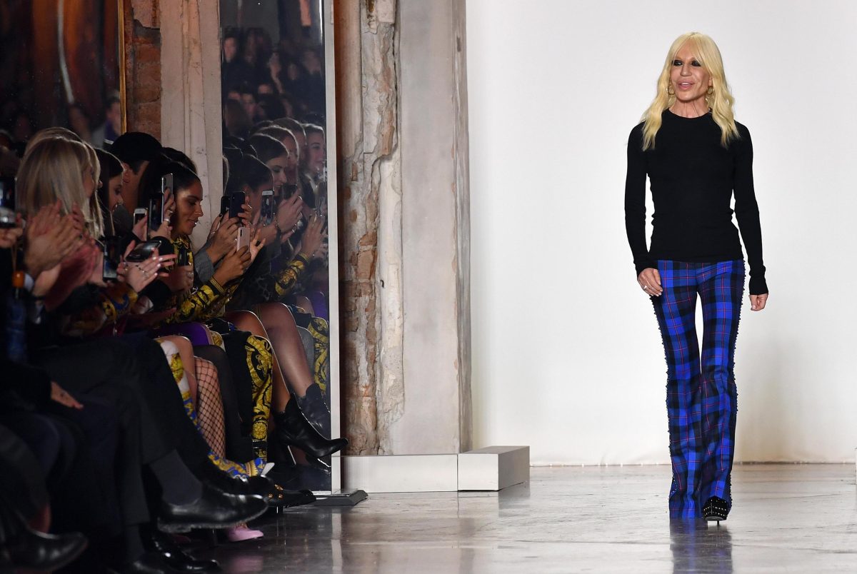 Donatella Versace annuncia: addio alle pellicce