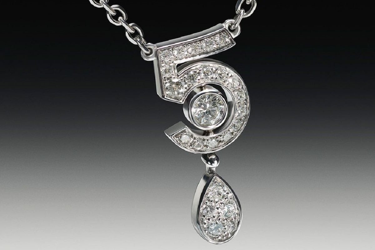 Una collezione di gioielli preziosissimi per celebrare i 100 anni di Chanel N°5