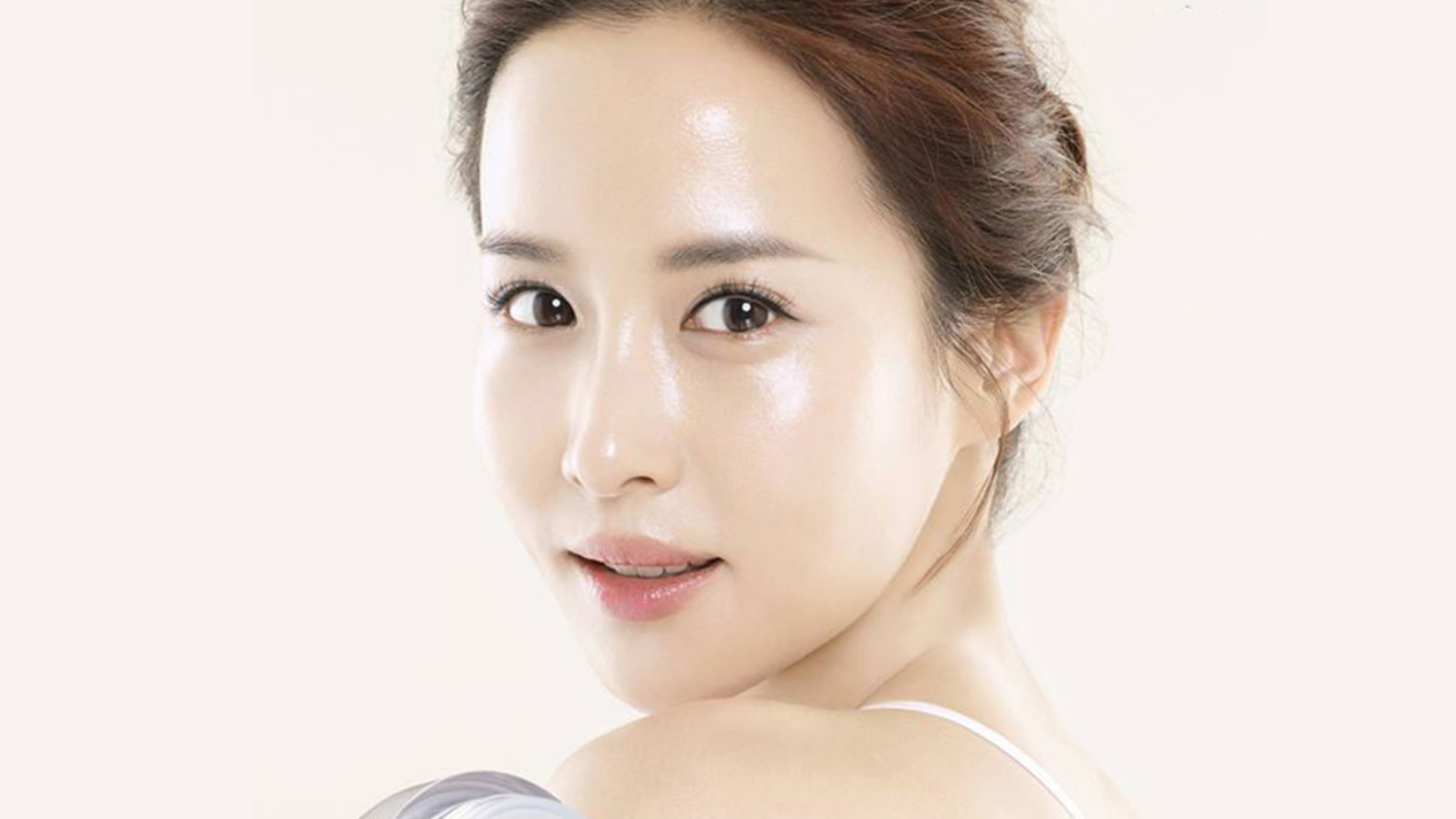 Glass Skin: tutto sull’ultima tendenza beauty coreana e quali prodotti usare [FOTO]