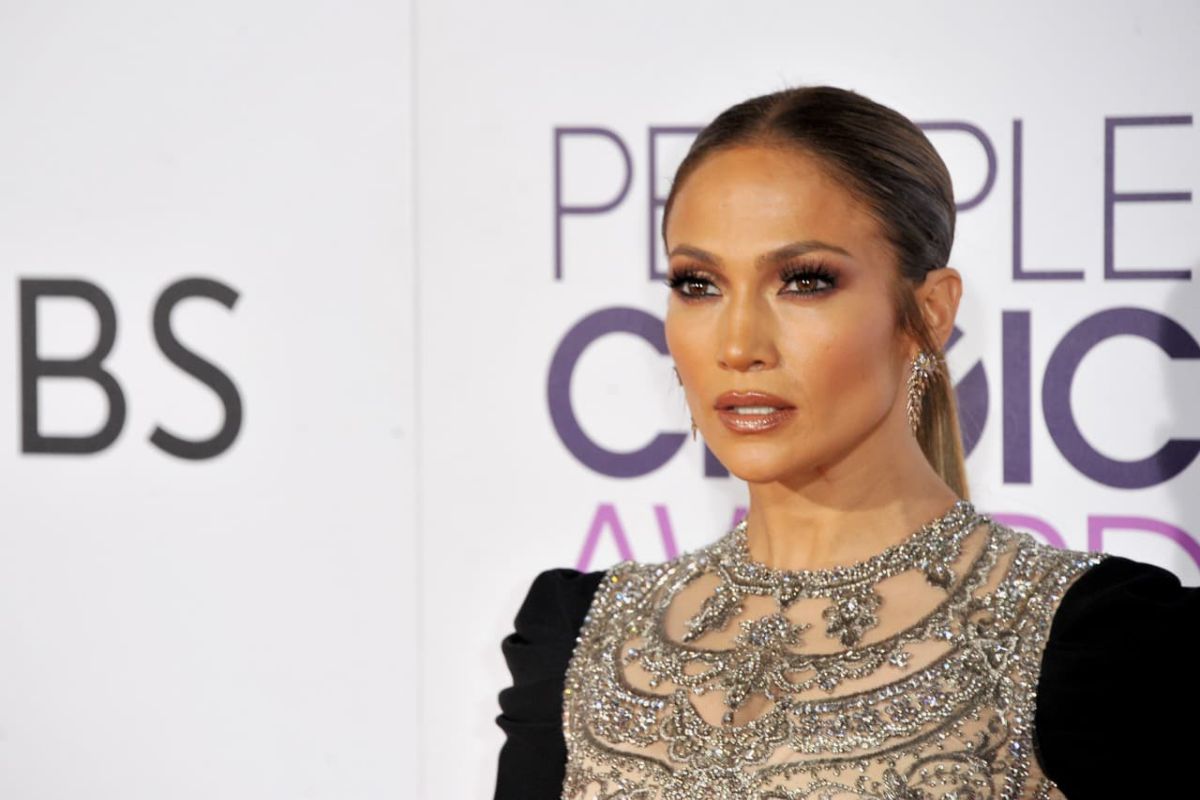 Jennifer Lopez mostra la collana di design ricevuta in regalo da Ben Affleck