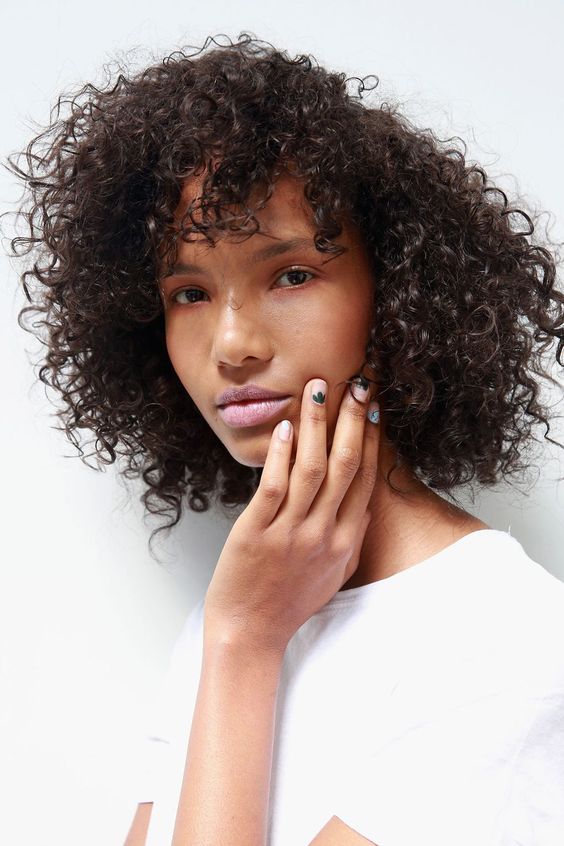 Tendenze unghie 2018: la nail art per la primavera [FOTO]