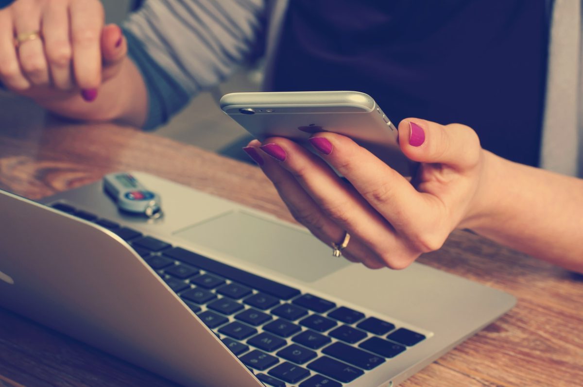 La protezione dalla luce blu di smartphone, PC e tablet passa dai cosmetici