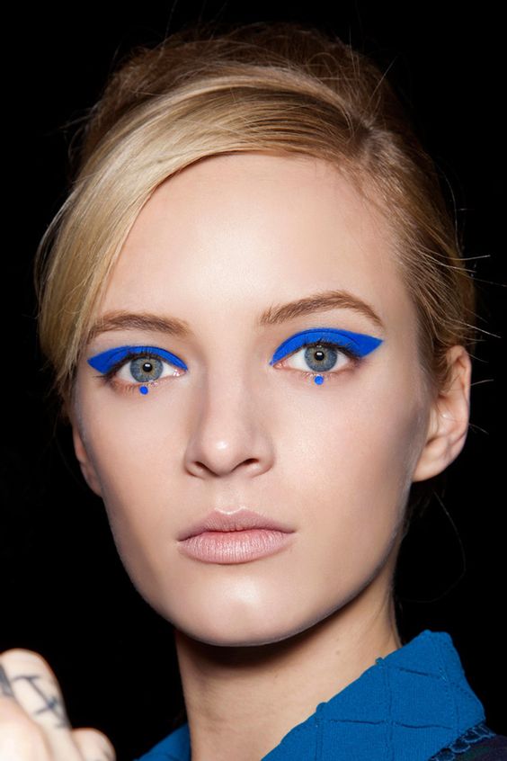 trucco blu elettrico occhi azzurri